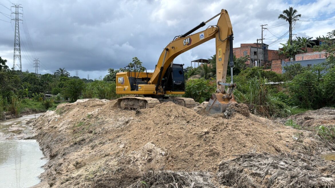 Prefeitura intensifica ações preventivas e realiza dragagem em igarapé do Jorge Teixeira durante período chuvoso