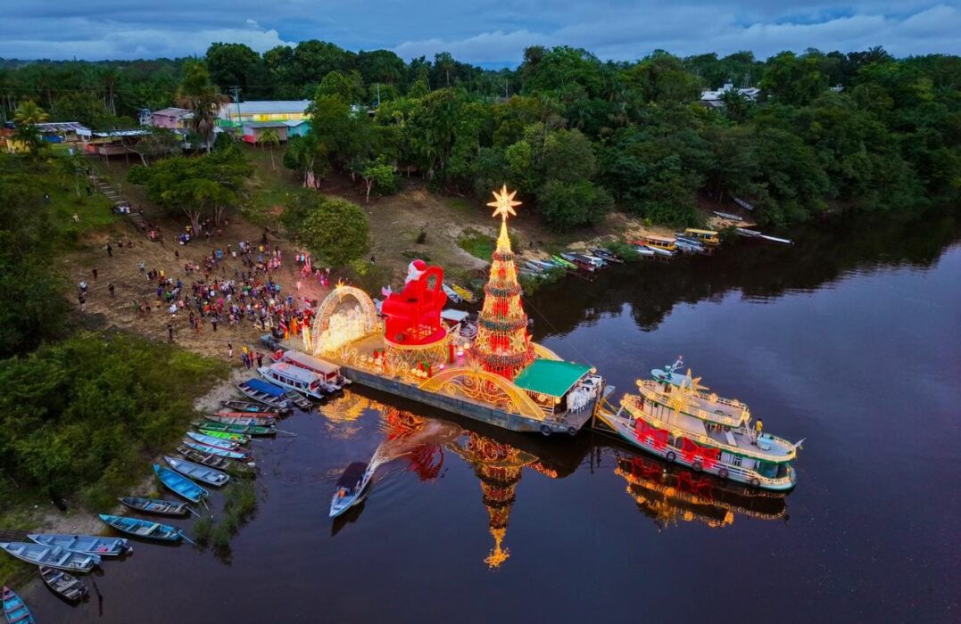 Prefeito David Almeida encerra 'Natal das Águas' levando solidariedade e alegria a comunidade polo Jaraqui, no rio Negro