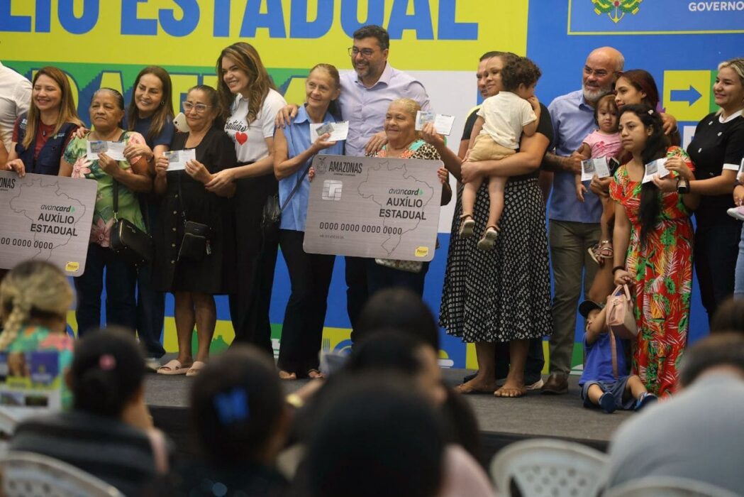 Governador Wilson Lima entrega 2.500 novos cartões do Auxílio Estadual Permanente para beneficiários de Manaus
