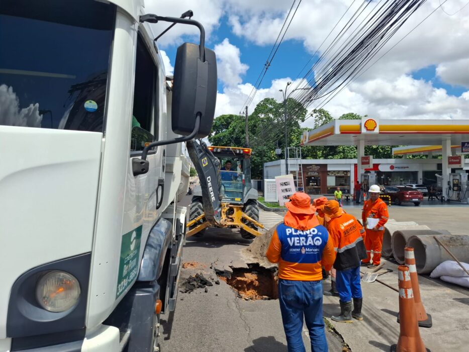 Prefeitura realiza obra emergencial de recuperação em trecho do sistema de drenagem na Umberto Calderaro Filho