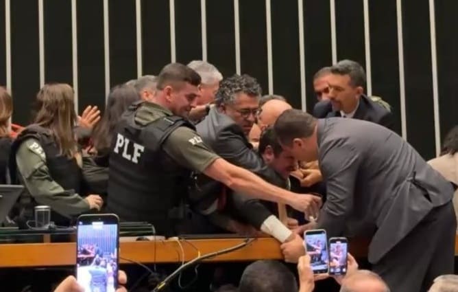 Glauber Braga é retirado à força após ocupar mesa da Câmara