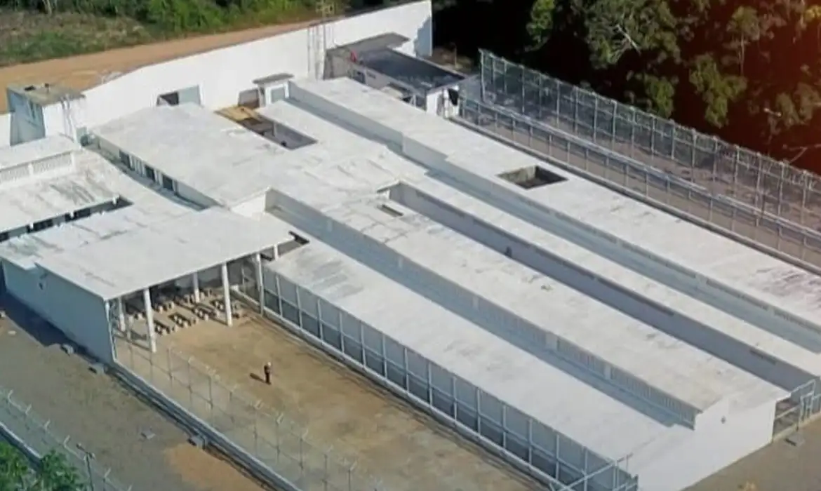 Após fuga, polícias procuram 12 detentos de prisão em Maués (AM)