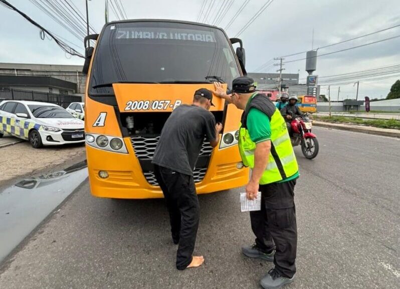 Falhas mecânicas graves, veículos em condições precárias de conservação e condutores sem habilitação levaram a Prefeitura de Manaus, por meio do Instituto Municipal de Mobilidade Urbana (IMMU), a reforçar a fiscalização sobre o transporte de passageiros durante a operação “Transporte Legal”, realizada entre os dias 28 e 30 de janeiro, em diferentes pontos da capital. O IMMU destaca que, entre os principais problemas constatados nas fiscalizações, estavam pneus em estado crítico de desgaste, sistemas de iluminação inoperantes, como faróis e pisca-alerta, além de documentação vencida e condutores sem habilitação, situações que configuram infrações graves à legislação de trânsito e às normas de concessão do transporte público. “Os permissionários que atuam no transporte de passageiros receberam do poder público uma concessão para prestar esse serviço. Isso significa que precisam manter os veículos em condições adequadas, com documentação regular e condutores habilitados. Quando encontramos veículos com pneus carecas, sistemas de iluminação inoperantes ou motoristas sem habilitação, a retirada de circulação é uma medida indispensável para preservar vidas”, afirmou o diretor de Operações de Transporte do IMMU, Val Freitas. Na quarta-feira, 28/1, a fiscalização ocorreu na avenida Desembargador Felismino Soares, zona Sul, com foco no serviço de táxi. Ao todo, 25 veículos foram abordados, resultando em seis autuações, sendo duas de trânsito e quatro de transporte. Entre as irregularidades identificadas estavam pneus em condições inseguras, Certificado de Registro e Licenciamento de Veículo (CRLV) em atraso e motorista auxiliar não habilitado. Um veículo foi apreendido e levado ao parqueamento após ser flagrado com condutor sem habilitação, situação considerada gravíssima. No segundo dia, quinta-feira, 29/1, a operação foi realizada na avenida Mandii, em frente ao Comfort Hotel, zona Sul, com 35 veículos abordados, entre táxis e transporte complementar. Três autuações de transporte foram registradas, incluindo um micro-ônibus, retirado de circulação por apresentar pneus carecas, outro com pisca-alerta e farol inoperantes, além de um táxi também em condições inadequadas de segurança, evidenciando sérios problemas de conservação. A fiscalização seguiu, nesta sexta-feira, 30/1, na avenida Cosme Ferreira, zona Leste, onde 36 veículos de transporte complementar e fretamento foram abordados. A ação resultou em seis autuações, sendo três de trânsito e três de transporte, incluindo casos de condutor sem CNH e veículos de fretamento com licenciamento vencido. Ao longo dos três dias, as operações mobilizaram equipes do IMMU e da Guarda Municipal, com atuação integrada e com foco na verificação das condições mecânicas, documentação e regularidade dos permissionários. A prefeitura reforça que os motoristas que atuam no transporte de passageiros exercem a atividade por concessão pública, o que exige responsabilidade, cumprimento das normas e respeito à segurança da população.