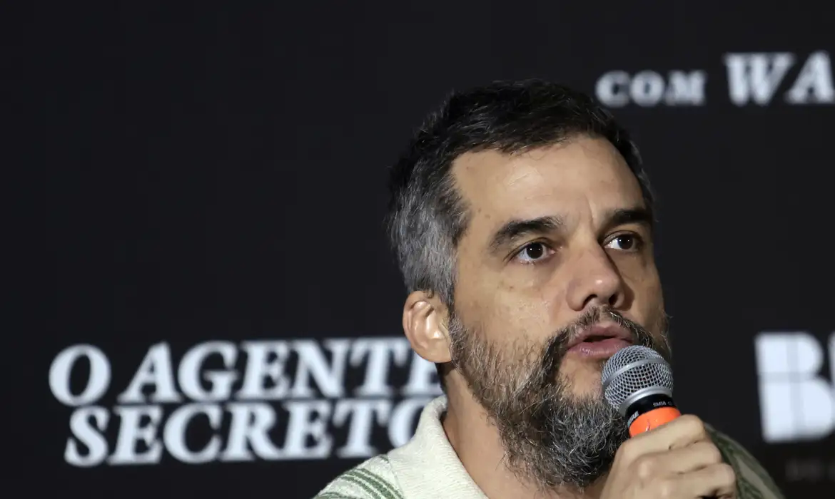 Lula liga para Wagner Moura e Kléber Mendonça e parabeniza por prêmios