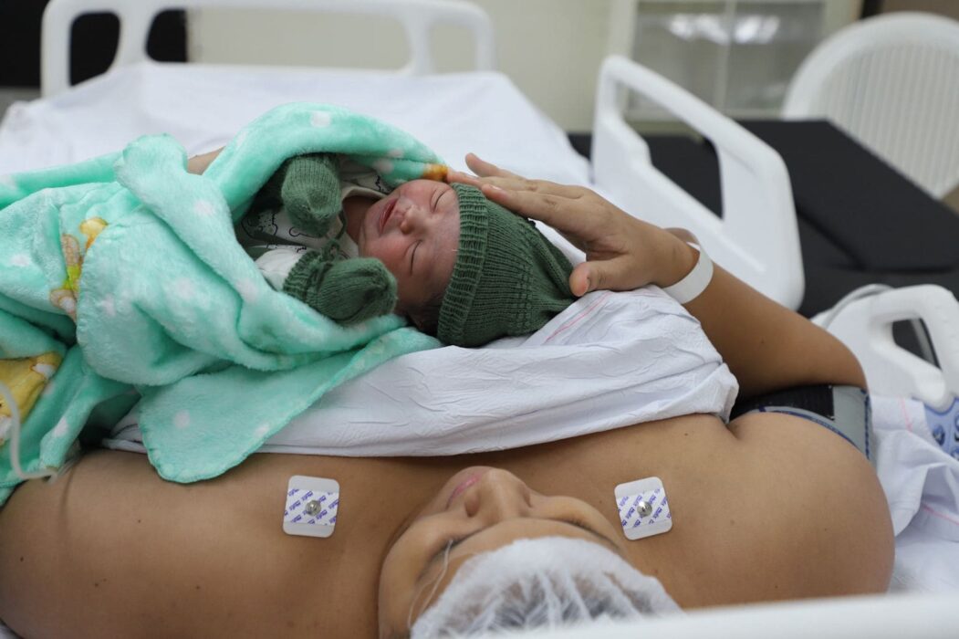 Instituto da Mulher Dona Lindu registra o parto do primeiro bebê de 2026 na rede estadual de saúde