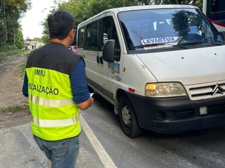 Operação da prefeitura apreende veículos que realizavam transporte clandestino na zona Leste de Manaus