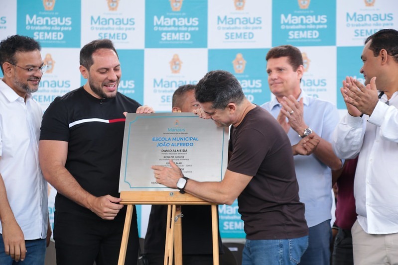 Prefeito David Almeida entrega escola revitalizada no bairro da Paz e consolida maior transformação educacional da história de Manaus