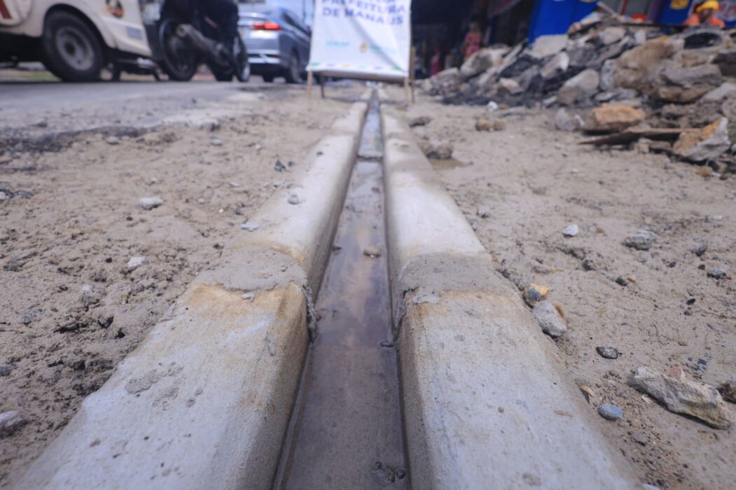 Prefeitura recupera drenagem superficial da avenida Laguna, no bairro Lírio do Vale