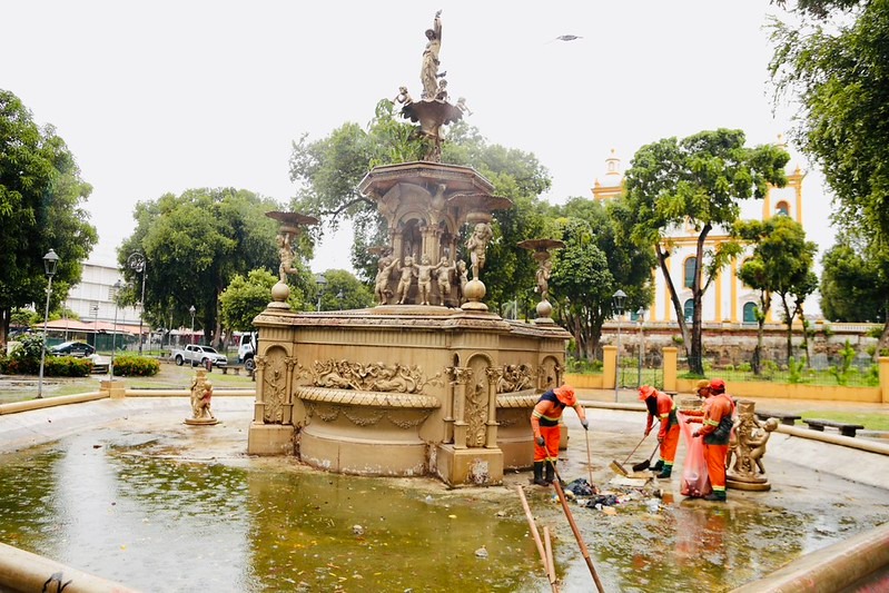 Prefeitura intensifica trabalho de limpeza na praça da Matriz após aumento do descarte irregular de lixo
