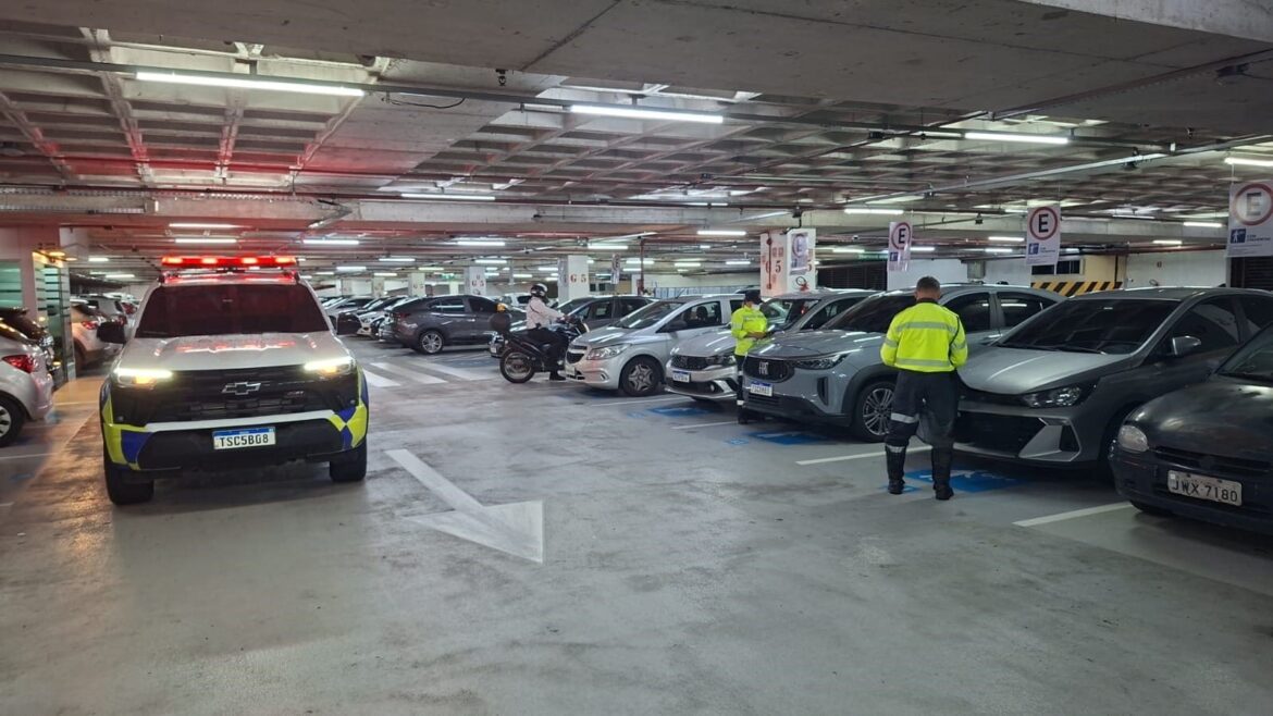 Fiscalização reforça respeito às vagas especiais em estacionamentos e garante direito de pessoas com mobilidade reduzida