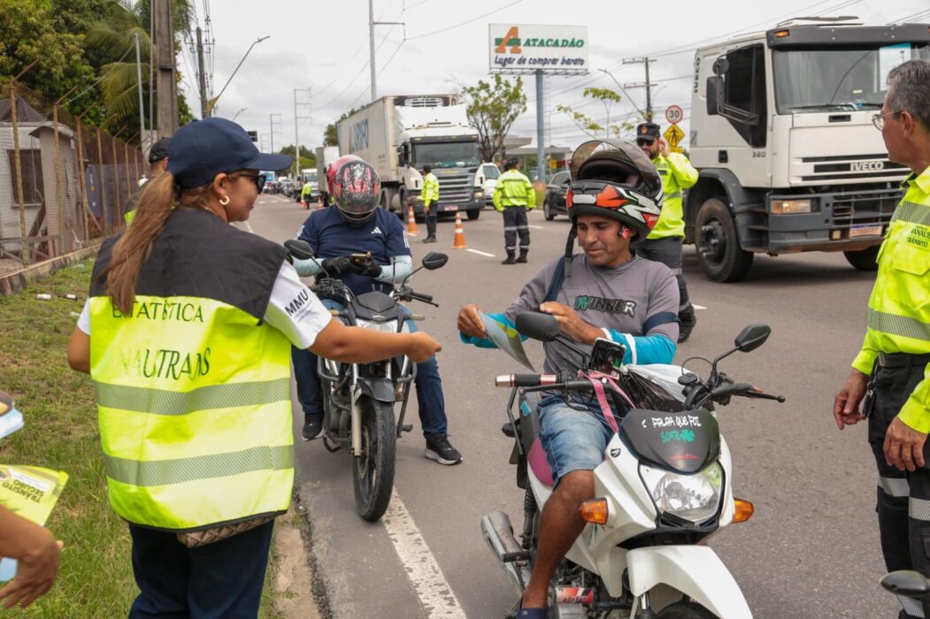 Operação ‘Trânsito Seguro’ da prefeitura resulta em 107 autuações e 23 remoções de veículos na Autaz Mirim