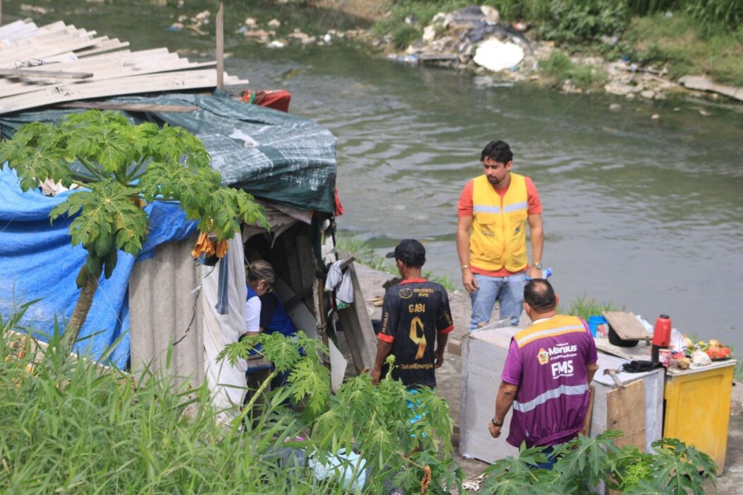 Operação ‘Orla Manaus Segura’ atende 30 pessoas com serviços sociais na zona Sul