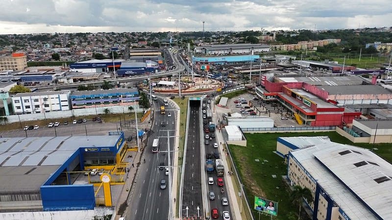 Complexos viários, viadutos e intervenções estratégicas reorganizam o trânsito, reduzem o tempo de viagem e ampliam conexões entre as zonas de Manaus