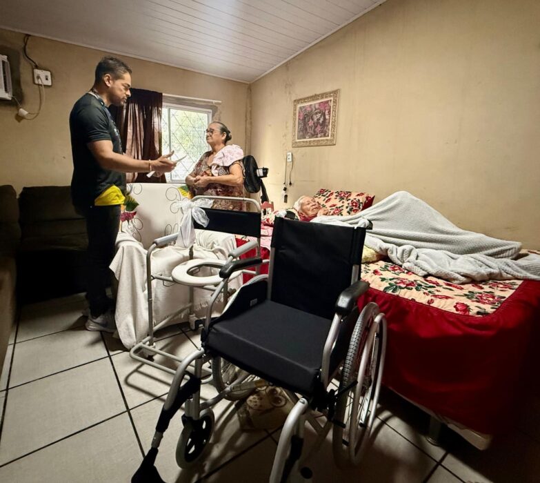 Governo do Amazonas segue com entregas domiciliares de cadeiras de rodas para pessoas com deficiência