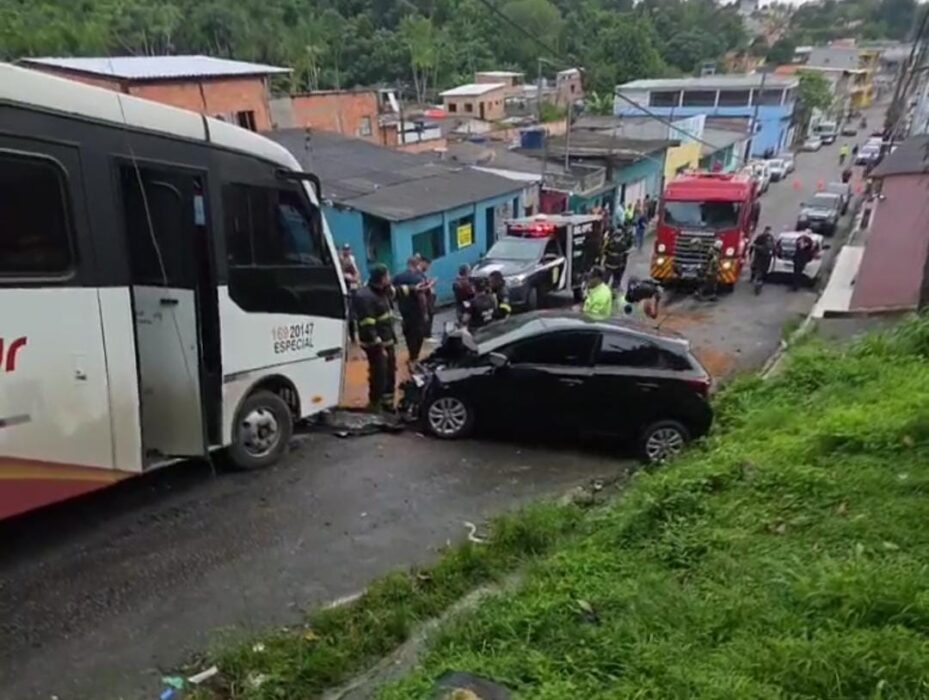 Vídeo: motorista morre após colisão com micro-ônibus em Manaus