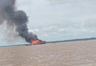 Vídeo: barcos-tanque explodem no rio Solimões e deixam cinco feridos