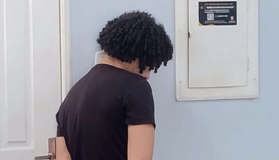 Jovem é preso por abusar de cadela e registrar crime em vídeos, em Manaus