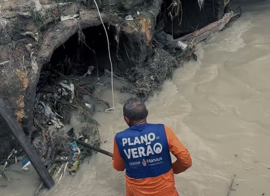 Bairro Monte das Oliveiras é contemplado com ação de limpeza e desobstrução de tubulação