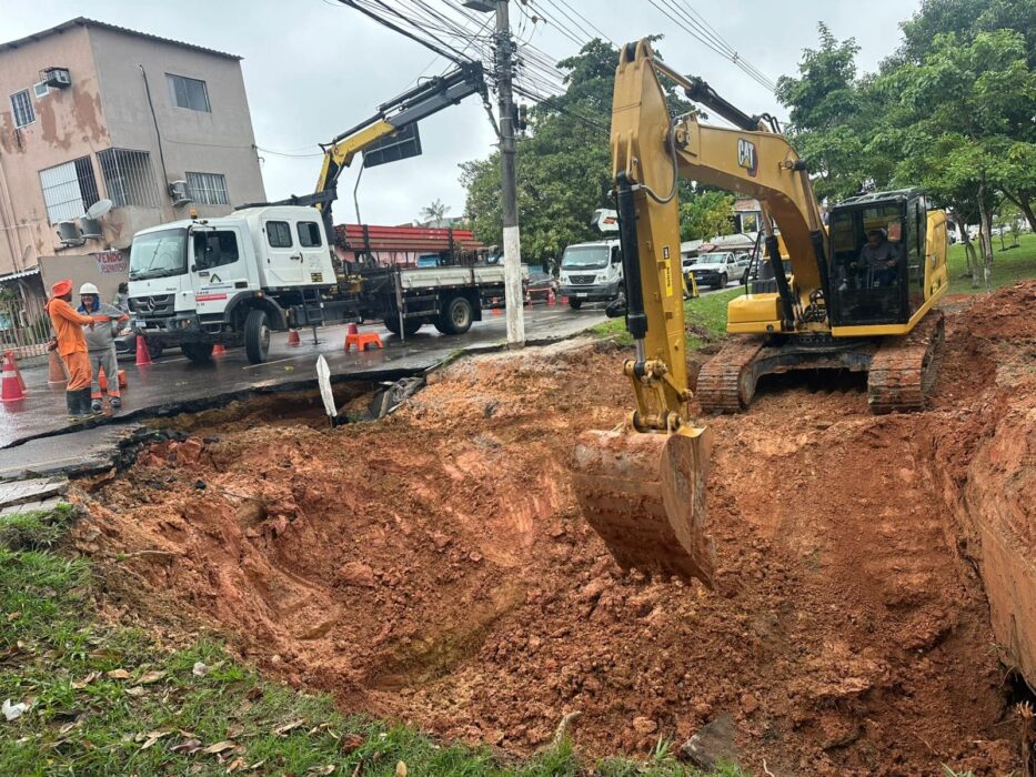 Obra da prefeitura recupera rede de drenagem na avenida Brasil