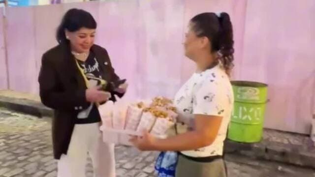 Roberta Miranda emociona vendedora ambulante após pagar R$ 800 por pipoca