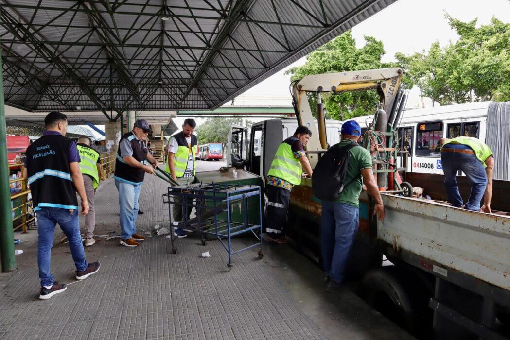 limpeza e retirada de bancas abandonadas