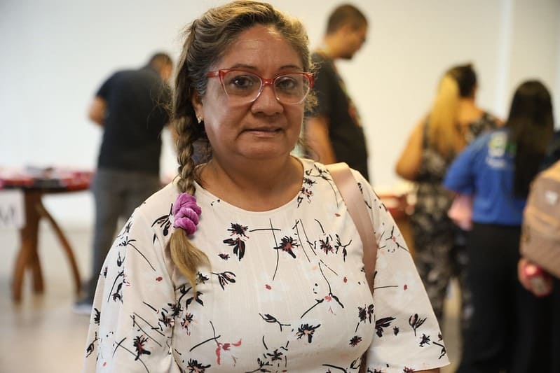 ‘Estou realizada, eu não estava conseguindo comprar porque eu não estava trabalhando’, afirma beneficiada com entrega gratuita de óculos de grau pelo Governo do Amazonas