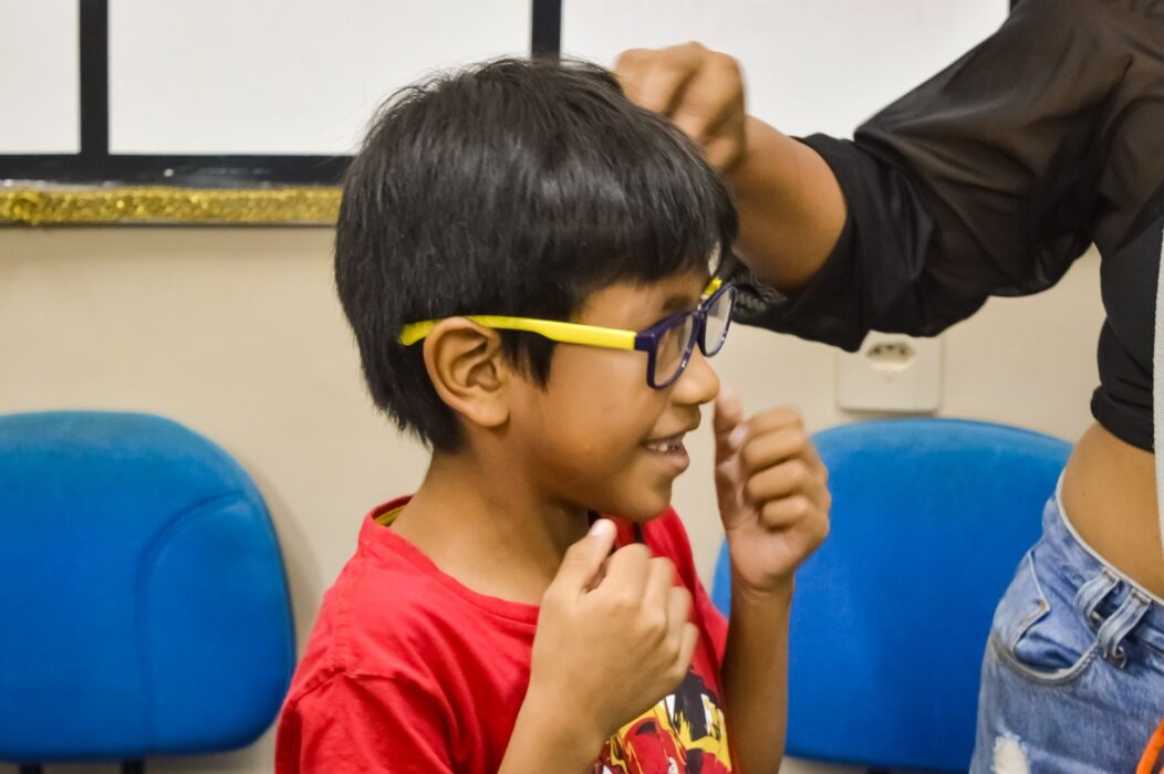 Entrega de óculos para crianças, oferta de consultas e exames marcam serviços do Governo Presente, no bairro Tarumã
