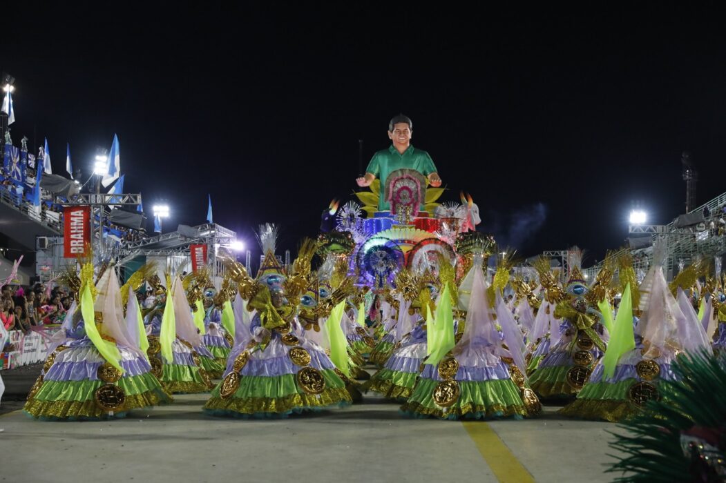 Desfiles das escolas de samba do Grupo Especial encantam o público no Sambódromo de Manaus