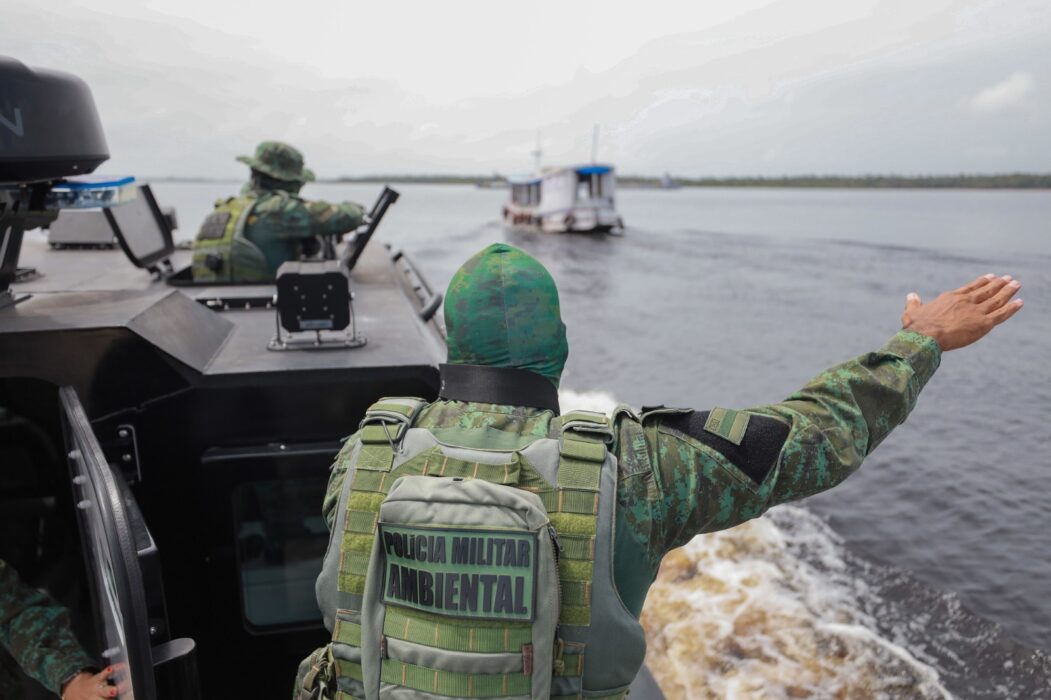 Forças de Segurança realizam patrulhas fluviais e em prédios no Centro de Manaus