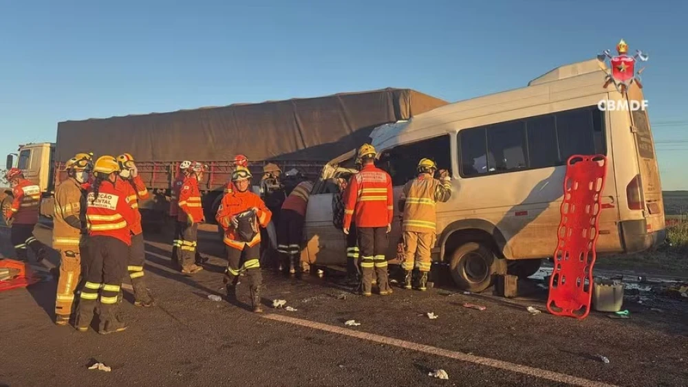 Colisão entre van e caminhão deixa cinco mortos na BR-020-DF