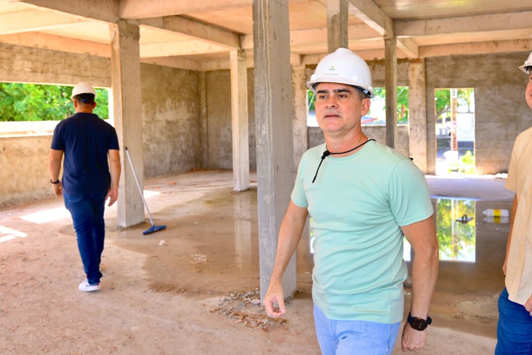 David Almeida vistoria obras estratégicas da saúde no bairro Aleixo