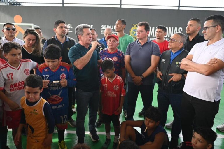 Vice-governador Tadeu de Souza participa de entrega de quadras revitalizadas do CDC da Compensa