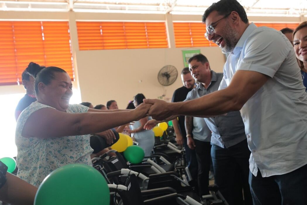 Governador Wilson Lima entrega cartões do Auxílio Estadual e fomenta setor primário em Lábrea
