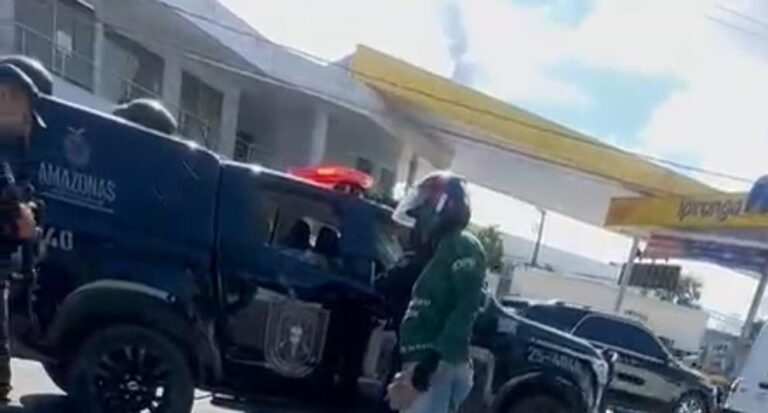 Vídeo: homem acusado de assalto é atropelado por viatura durante perseguição em Manaus