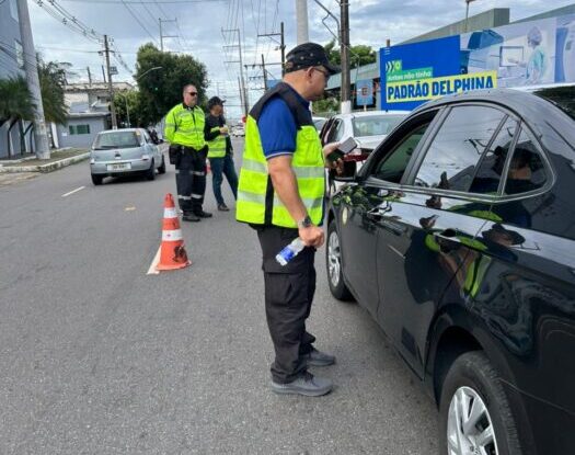 Prefeitura retira veículos que realizavam transporte irregular das ruas de Manaus