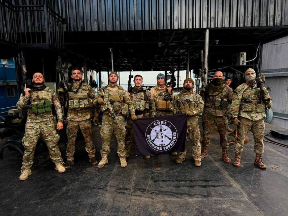 Core-AM realiza treinamento fluvial com policiais civis do Rio de Janeiro no Rio Negro