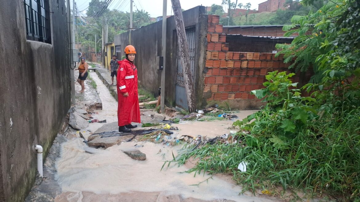 Corpo de Bombeiros socorreu 32 famílias durante o temporal de quarta-feira, em Manaus