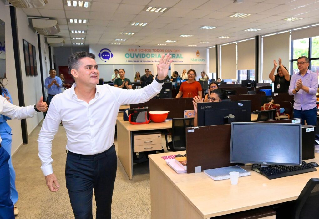 Prefeito David Almeida percorre sede da prefeitura, agradece servidores