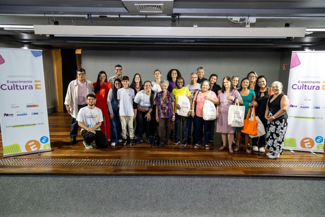 Aos 94 anos, idosa lança livro após experiência com IA e VR