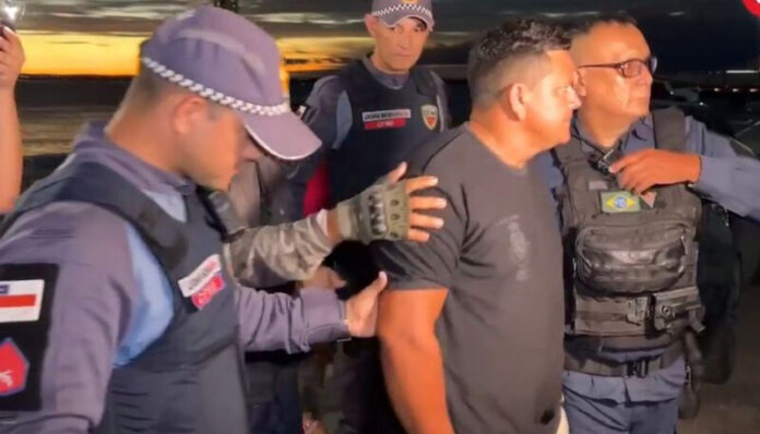 Piloto de lancha que naufragou no Encontro das Águas se entrega à polícia em Manaus