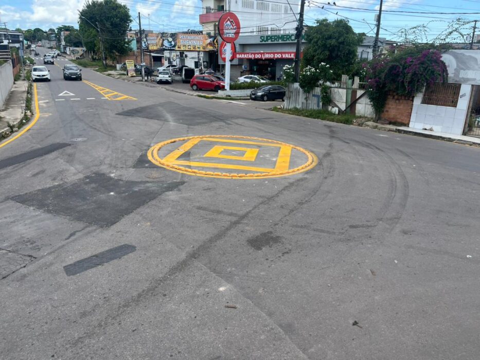 Prefeitura reforça sinalização viária e implanta minirrotatória no Lírio do Vale para ordenar trânsito
