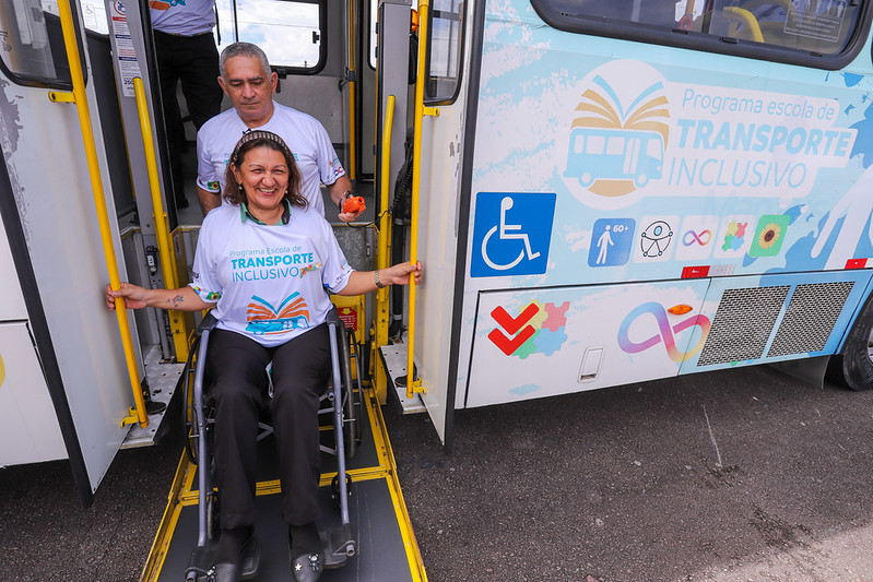 Operadores do transporte recebem orientação sobre cuidados com idosos e PcDs