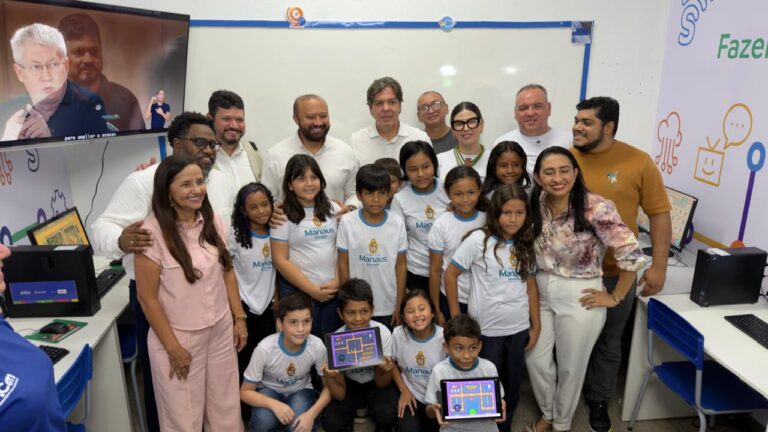 Ministro das Comunicações visita escolas conectadas pelo Aprender Conectado em Manaus