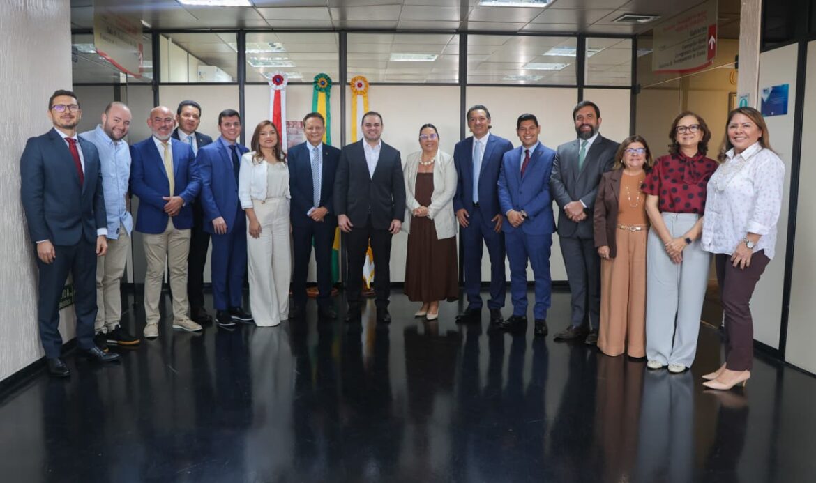 Procuradora-geral de Justiça recebe novo governador do Amazonas em visita institucional