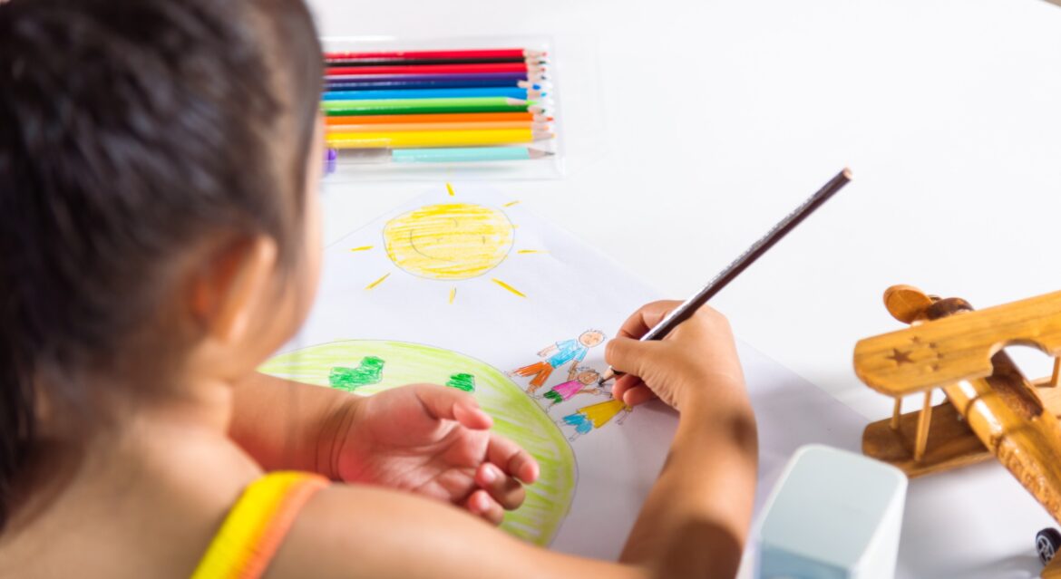 Sesc Amazonas abre matrículas para curso de desenho voltado a crianças com TEA
