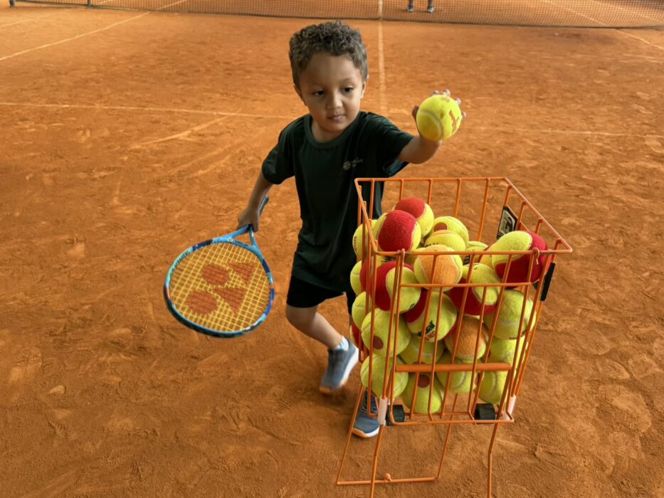 Projeto social leva o tênis a crianças da Zona Sul de Manaus e transforma vidas através do esporte