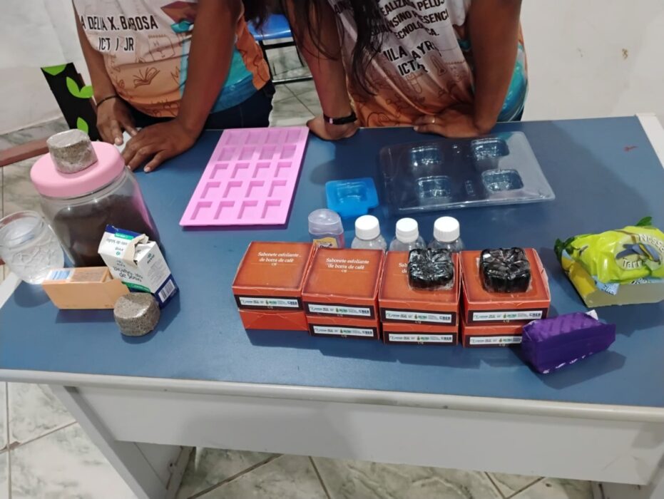 Alunos do Programa Ciência na Escola da Fapeam criam sabonete com borra de café, em Barreirinha