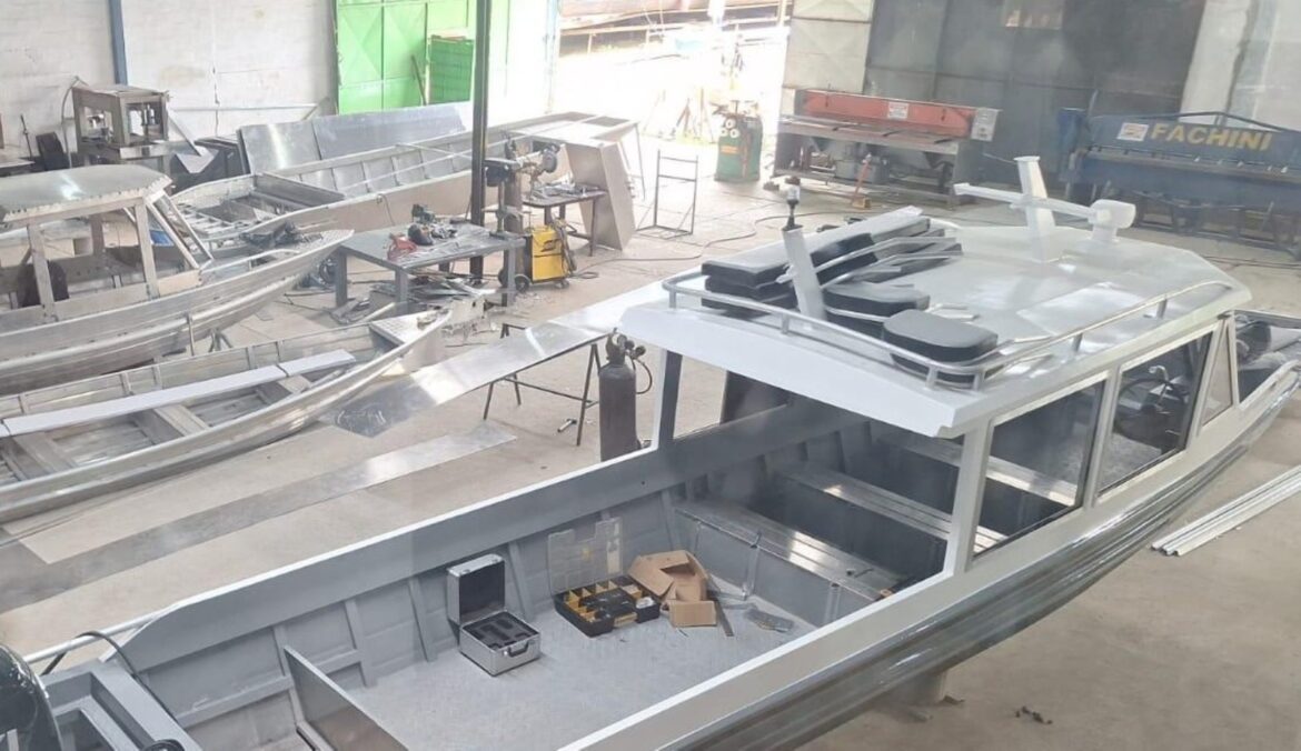 Estaleiro irregular é fechado e multado em mais de R$ 200 mil pelo Ipaam, no bairro Aparecida