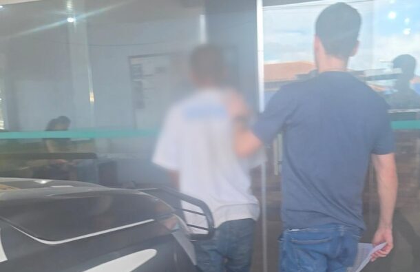 Polícia prende homem que invadiu casa da mãe e a ameaçou exigindo dinheiro, em Itacoatiara