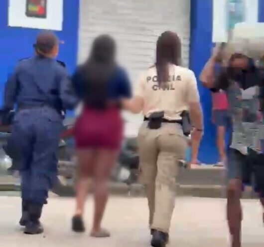 Mulher é presa por tráfico de drogas durante festa, em Carauari